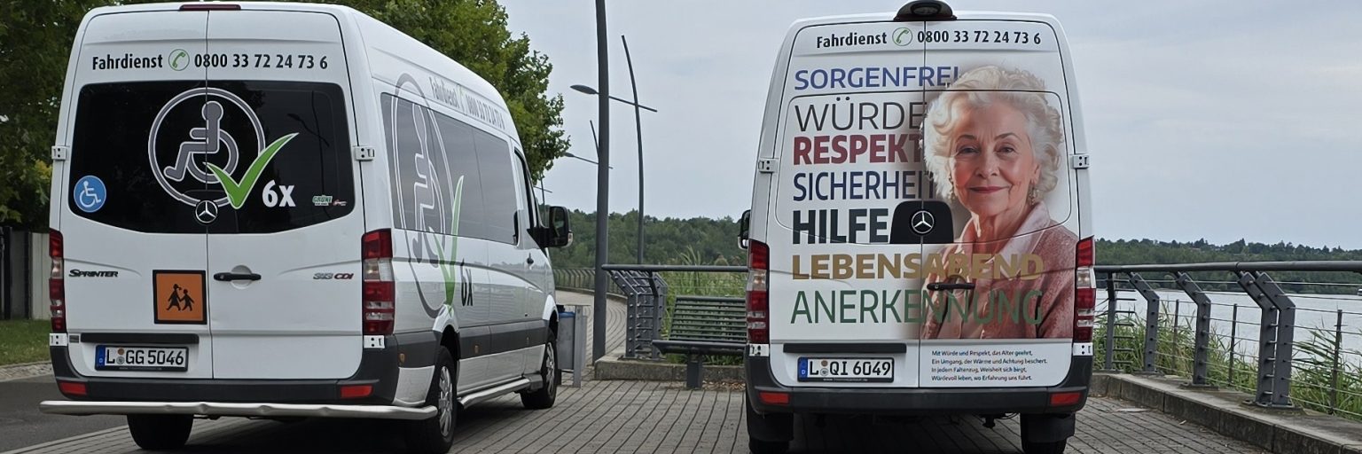 Zwei Fahrdienstfahrzeuge von Fair Unternehmensdienste; auf dem rechten Fahrzeug stehen Werte wie Würde, Respekt und Anerkennung.