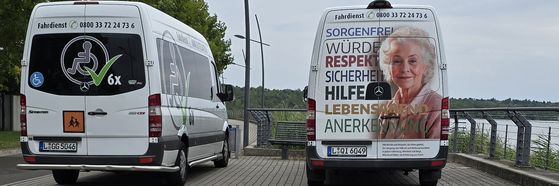 Zwei Fahrdienstfahrzeuge von Fair Unternehmensdienste; auf dem rechten Fahrzeug stehen Werte wie Würde, Respekt und Anerkennung.