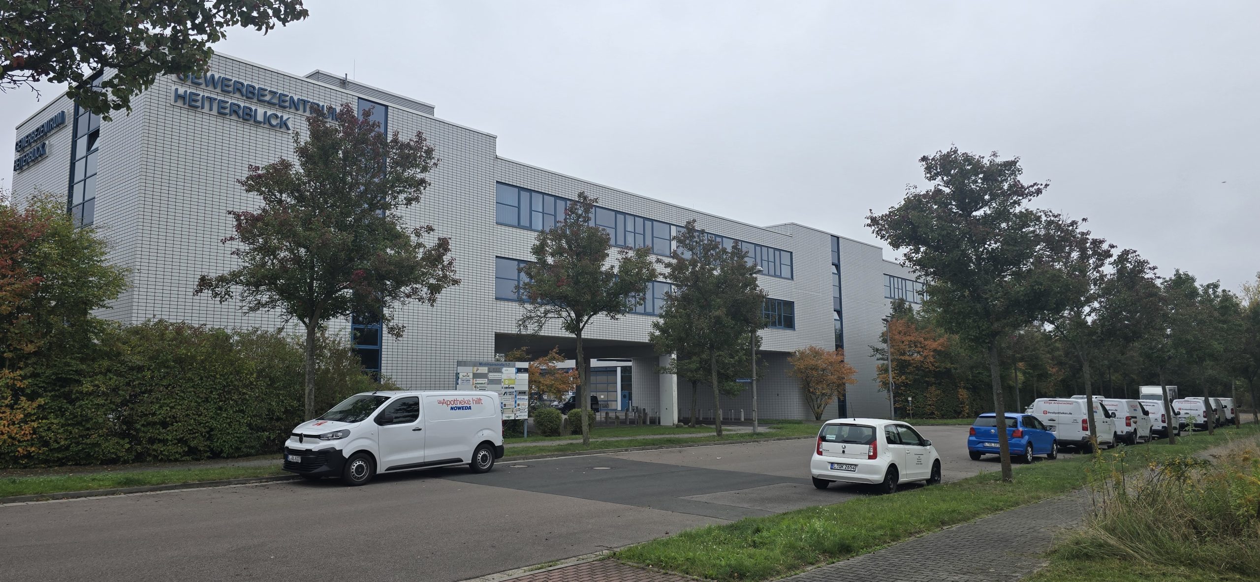 Außenansicht des Gewerbezentrums Heiterblick am Standort von Fair Unternehmensdienste in Leipzig